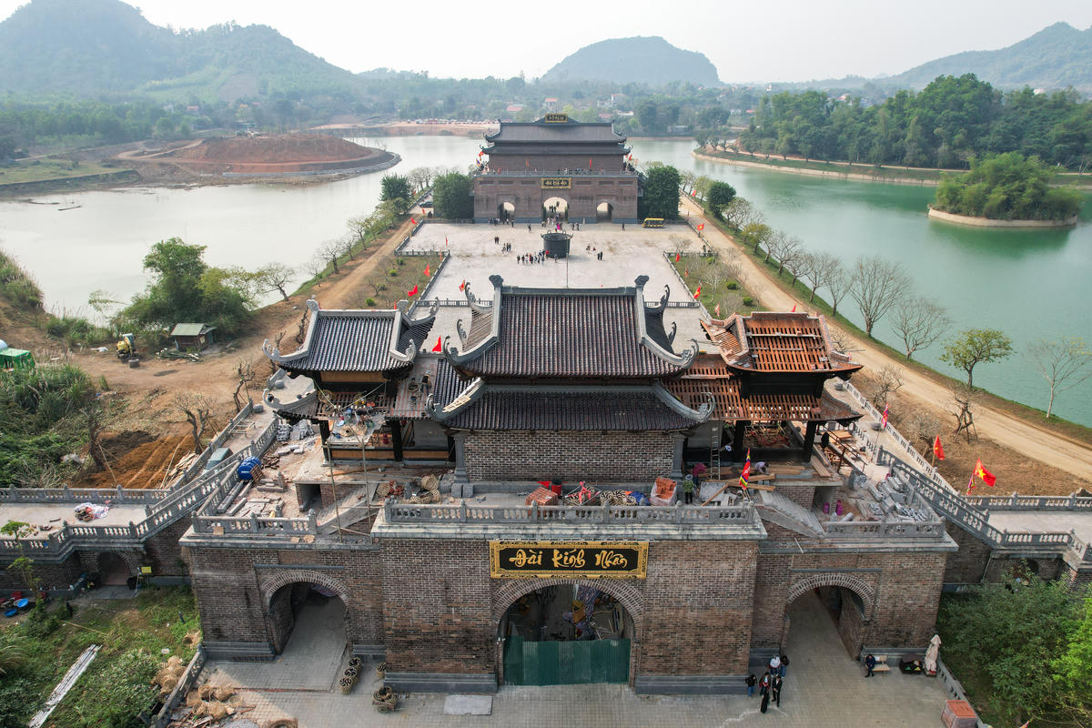 Với việc được đầu tư, phục dựng các công trình như Đàn Kính Thiên, Đàn Kính Địa, Đàn Kính Nhân..., Thung Ui đã dần 'thức giấc', trở thành một điểm đến mới lạ tại Ninh Bình. Ảnh: Đình Minh