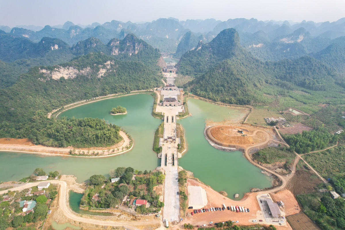 Thung Ui nằm cách chùa Bái Đính khoảng 2 - 3km, được bao bọc hoàn toàn bởi các dãy núi đá vôi trùng điệp, đặc trưng tiêu biểu của cảnh quan karst Tràng An. Địa hình thung lũng khép kín, xen kẽ là hệ thống hồ nước tự nhiên trong xanh, mặt nước phẳng lặng soi bóng núi rừng, tạo nên không gian thanh tĩnh hiếm có. Ảnh: Đình Minh