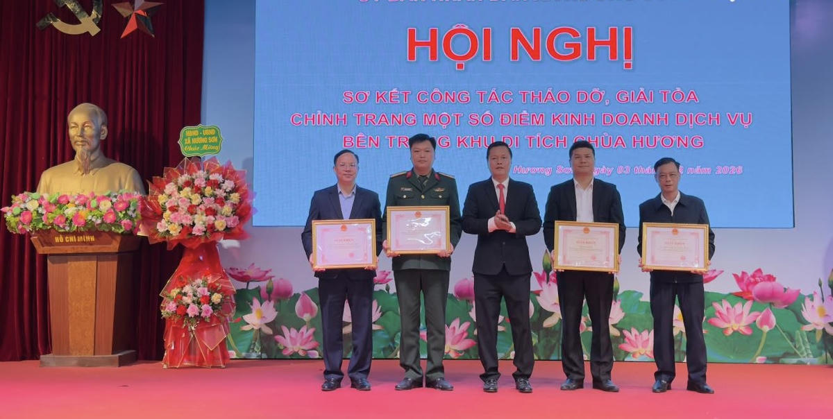 Khen thưởng cho tập thể, cá nhân có nhiều nỗ lực trong công tác giải tỏa, chỉnh trang khu di tích Chùa Hương.