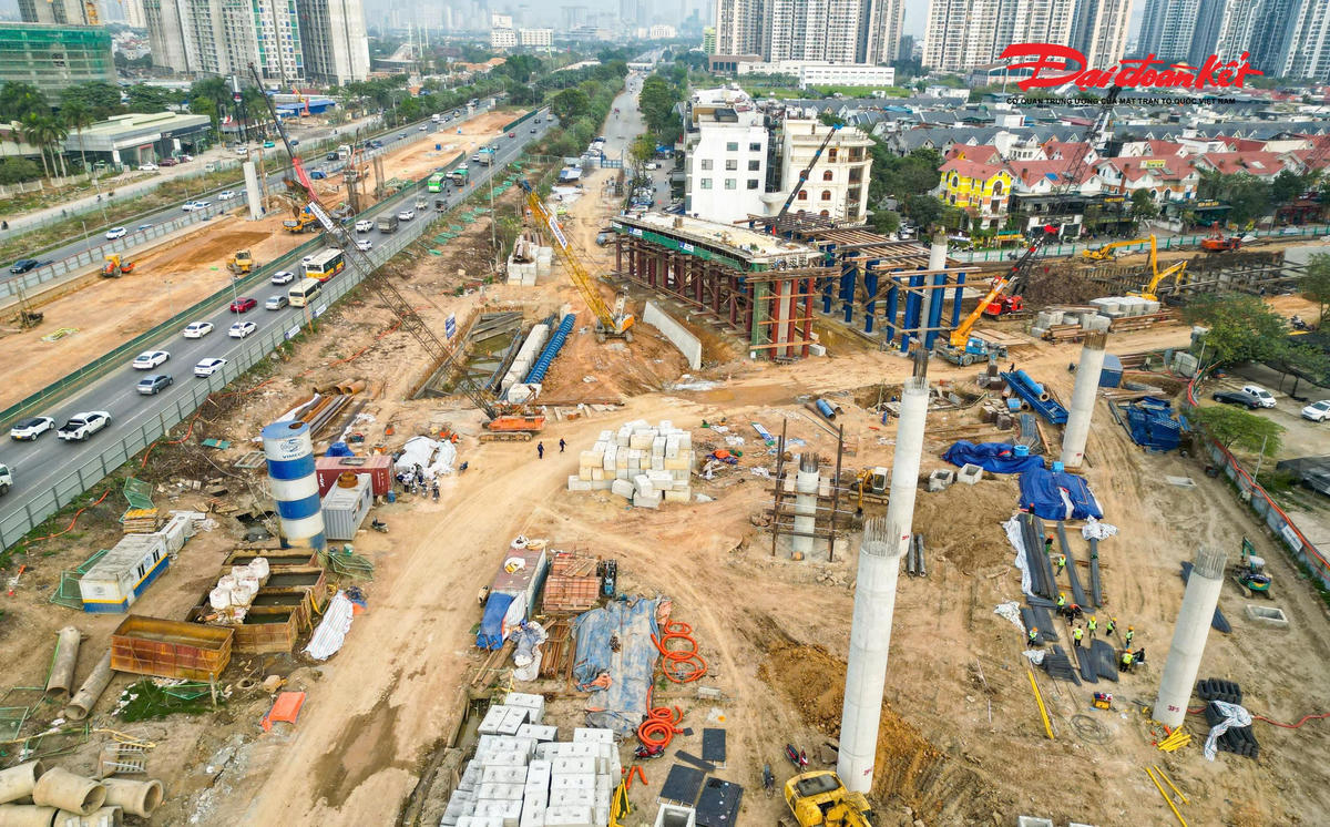 Theo ghi nhận của PV, hiện các hạng mục của dự án đang được triển khai thi công đồng loạt, từ hạng mục hầm, nền đường, đến hệ thống cống, thoát nước, không khí trên công trường luôn khẩn trương, nhộn nhịp.