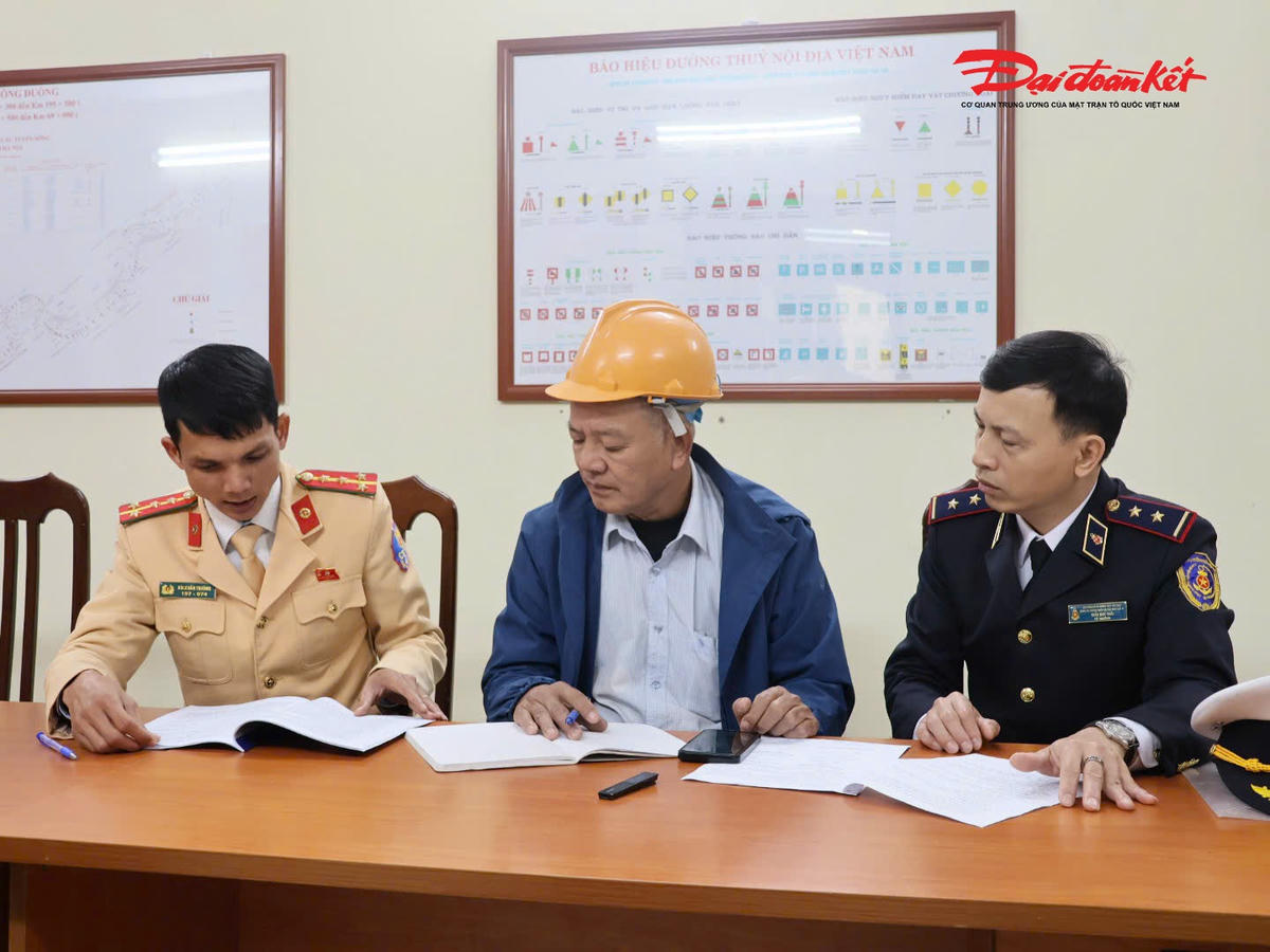 Lực lượng chức năng trao đổi phương án bảo đảm an toàn giao thông với lực lượng chức năng.