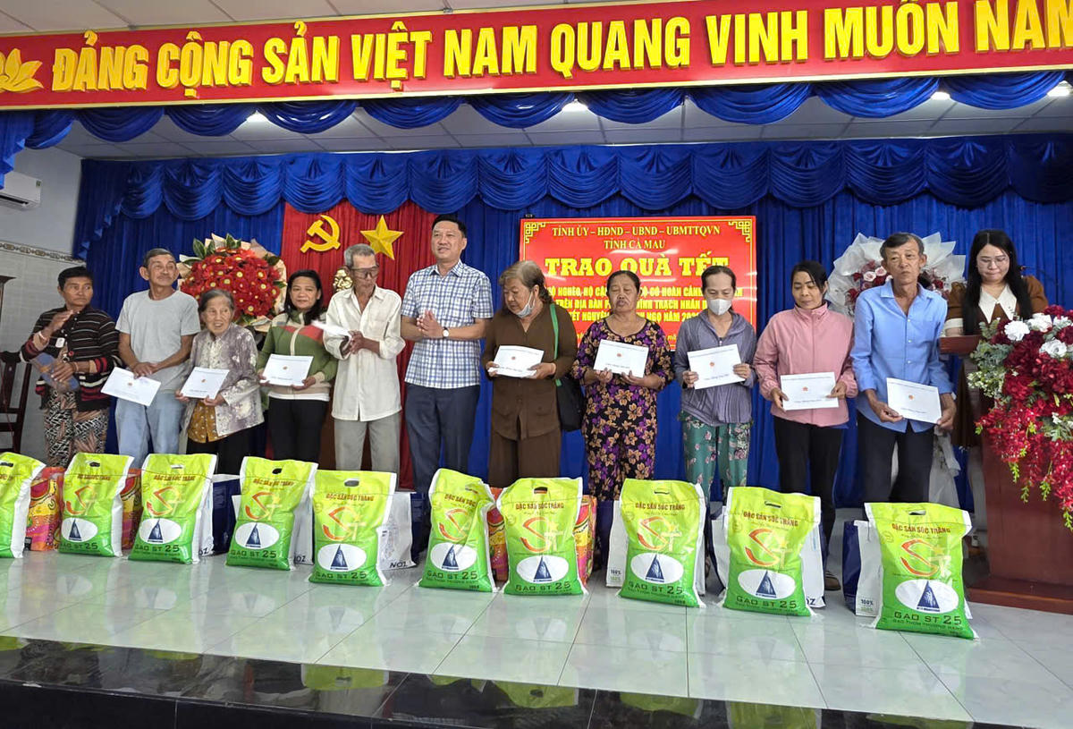 Bí thư Đảng ủy phường Vĩnh Trạch Ngô Hiếu Dân tặng quà tết cho các nghèo trên địa bàn phường. Ảnh: Nguyên Du&nbsp;