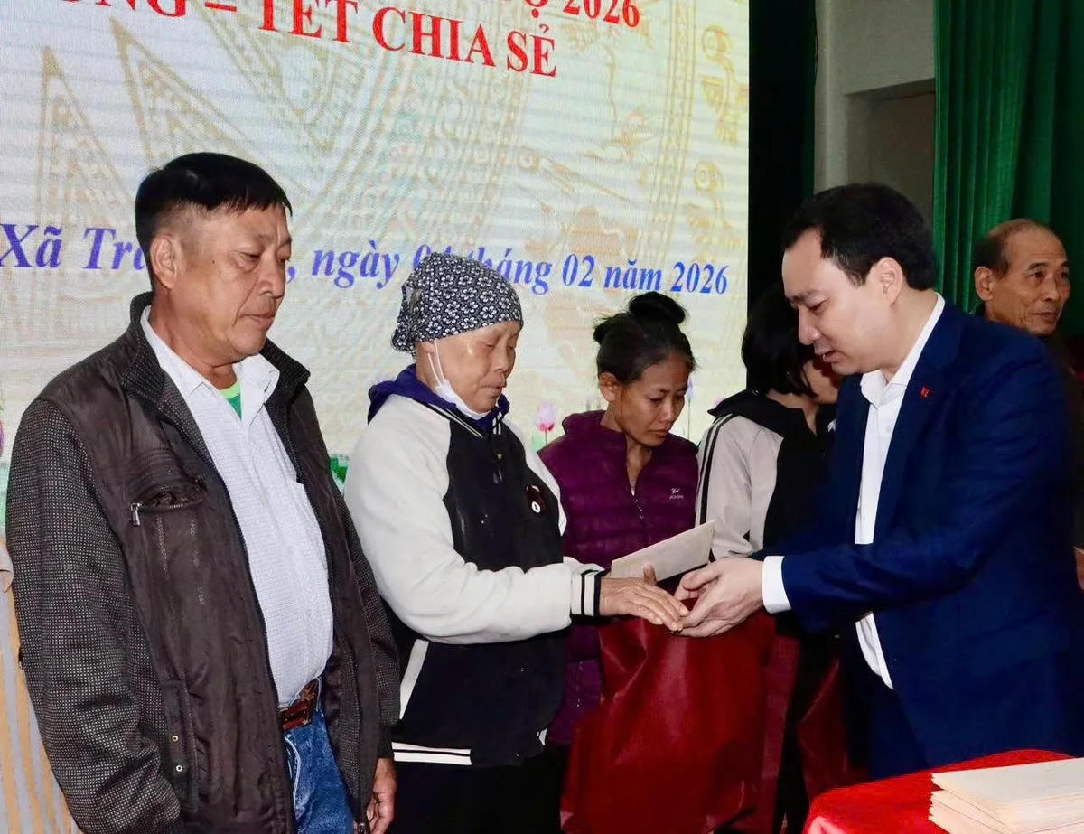 Tiến sĩ Vũ Văn Tiến, Ủy viên Đoàn Chủ tịch, Trưởng Ban Tuyên giáo Ủy ban Trung ương MTTQ Việt Nam đã trực tiếp trao tận tay 100 suất quà cho các hộ nghèo, hộ cận nghèo và hộ có hoàn cảnh đặc biệt khó khăn