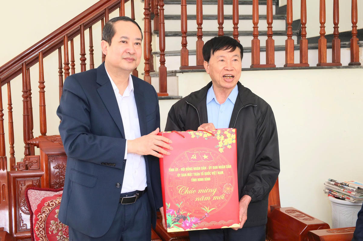 Ômg Mai Văn Tuất tặng quà gia thương binh Vũ Xuân Chiến ở TDP Hòa Lạc. Ảnh: Lê Dũng