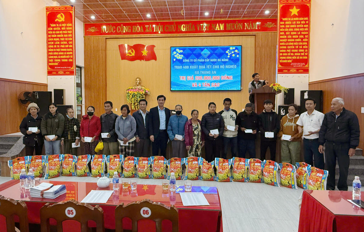 Trao quà tết tại xã Thăng An. Ảnh: Nguyễn Tú.