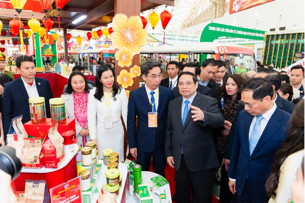 Tại lễ khai mạc Hội chợ, gian hàng Đà Nẵng vinh dự đón tiếp Thủ tướng Chính phủ Phạm Minh Chính cùng đoàn lãnh đạo Chính phủ, các bộ, ngành Trung ương đến tham quan.