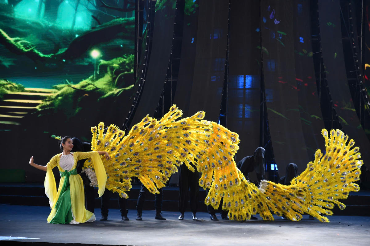 Tiết mục “Lung linh Khổng Tước” của Nhà hát Múa rối Việt Nam gây ấn tượng mạnh với kỹ thuật điều khiển rối tinh xảo, chuyển động mềm mại và uyển chuyển theo từng nhịp nhạc. Ảnh: Phạm Sỹ.