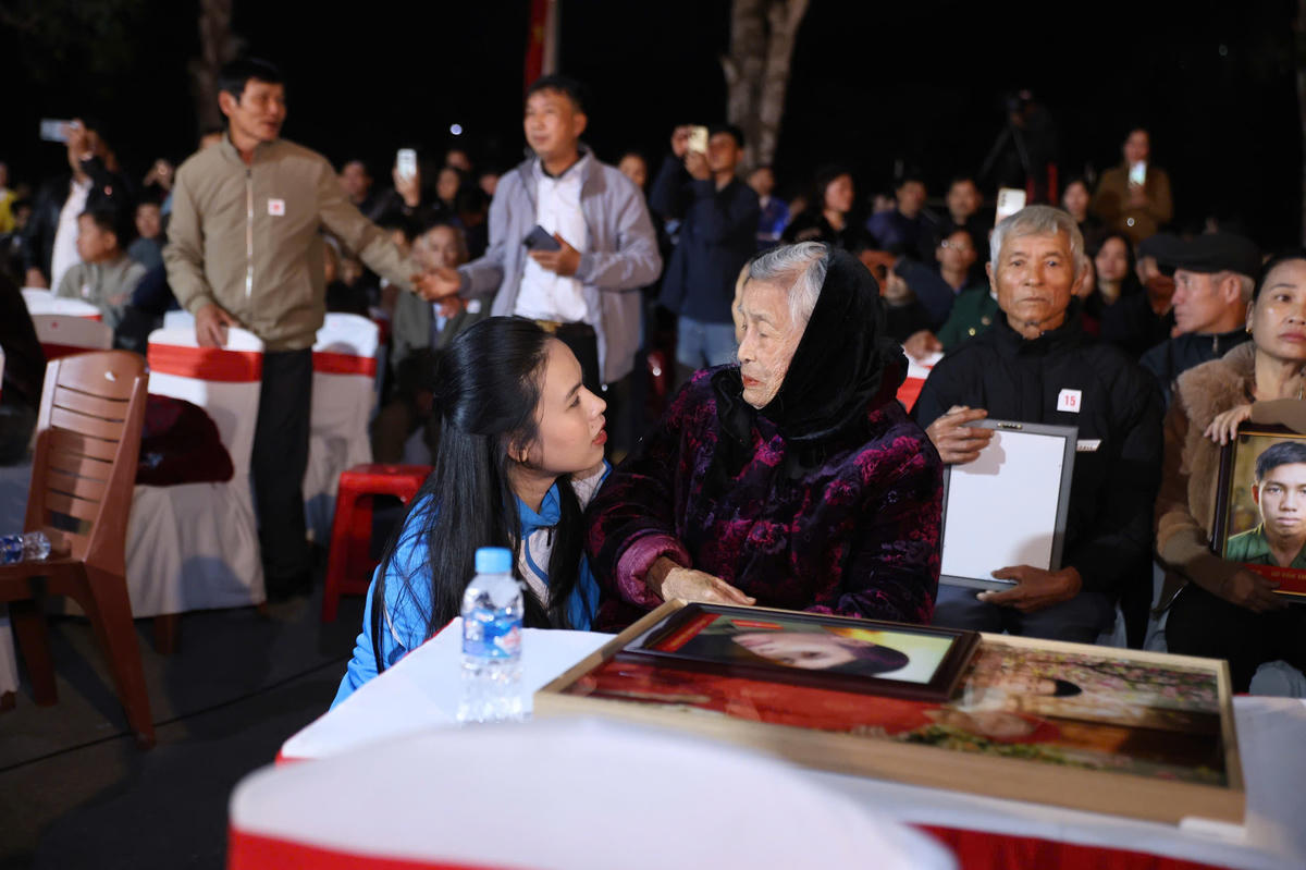 Ban tổ chức đã trao tặng 200 di ảnh và 200 triệu đồng tiền quà tới thân nhân các gia đình liệt sĩ. Ảnh: HN.