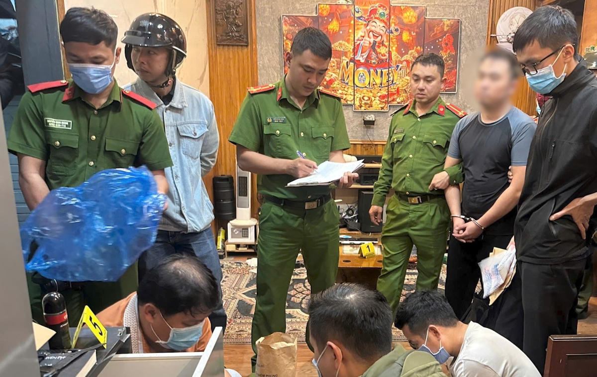 Lực lượng chức năng khám xét nơi ở của S. Ảnh: CV.