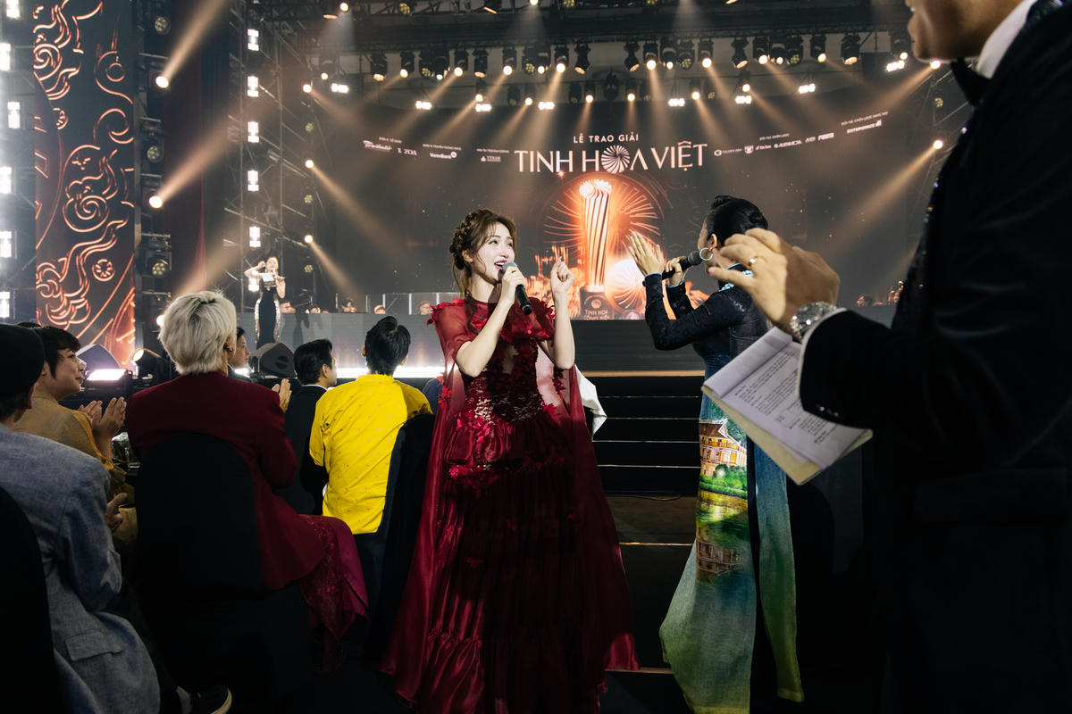 Ca sĩ Hòa Minzi và ca sĩ Võ Hạ Trâm trong những phút ngẫu hứng cùng ca vang các bài hát do nhạc sĩ Phạm Tuyên sáng tác, khắc sâu trong tinh thần người dân Việt Nam, với hàng ngàn khán giả có mặt tại Lễ trao giải thưởng Tinh Hoa Việt 2025.