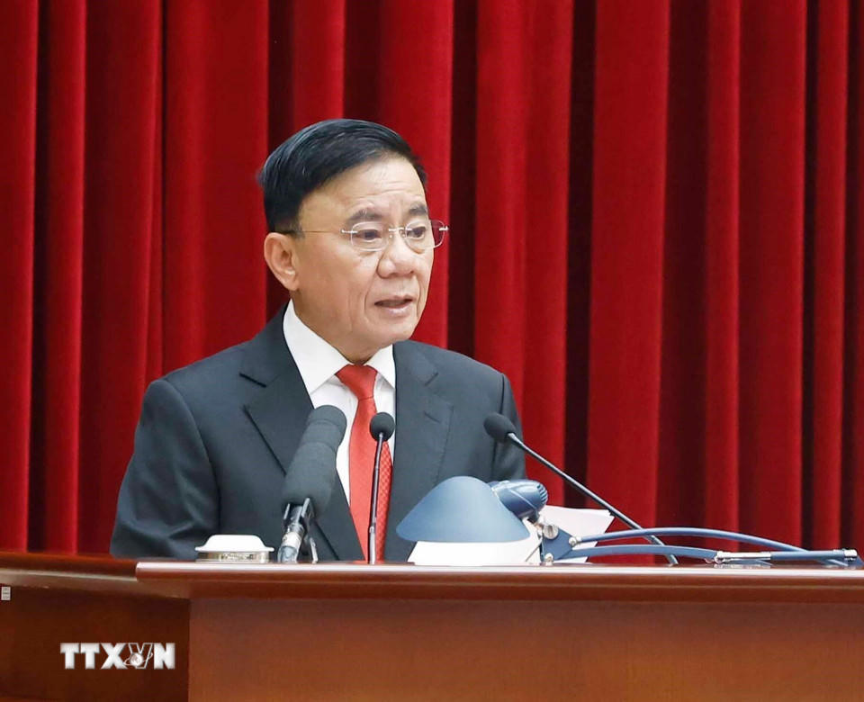 Đồng chí Trần Cẩm Tú, Ủy viên Bộ Chính trị, Thường trực Ban Bí thư báo cáo nhanh kết quả Đại hội XIV của Đảng. (Ảnh: Thống Nhất/TTXVN)