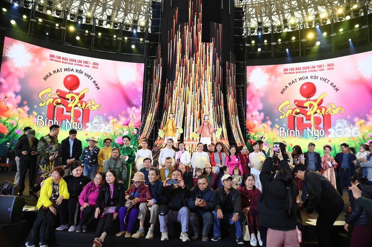 Màn tương tác giữa nghệ sĩ và khán giả giúp đưa nghệ thuật dân gian đến gần hơn với đời sống hiện đại. Ảnh: Phạm Sỹ.