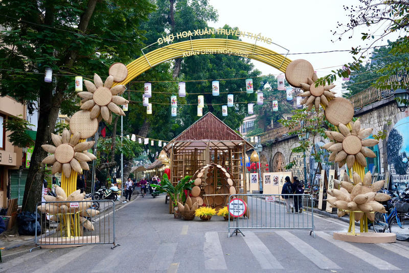 Các không gian của chợ hoa được thiết kế đậm văn hoá dân gian và truyền thống. Ảnh: Quỳnh Anh.