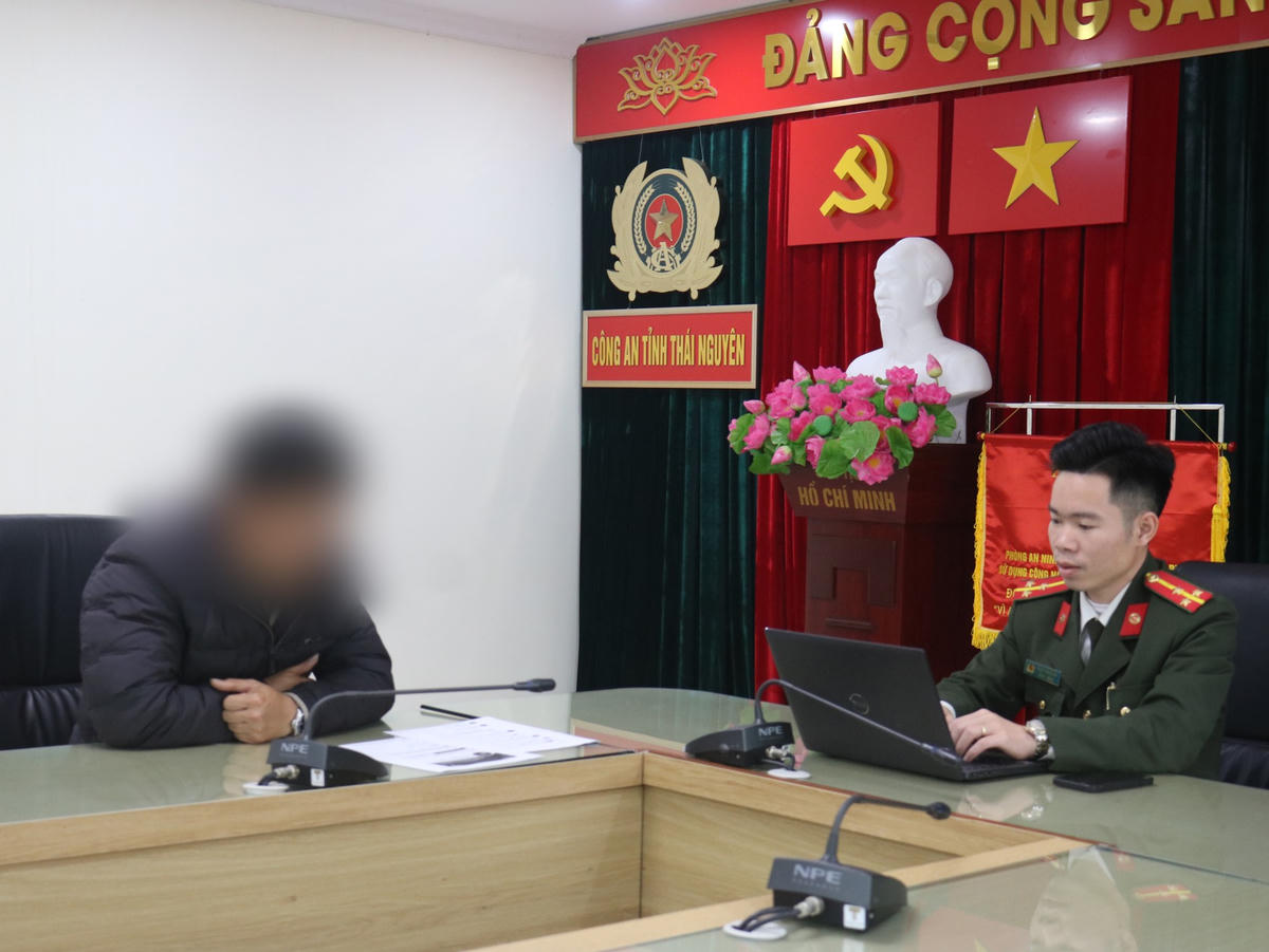 Cán bộ&nbsp;Phòng An ninh mạng và phòng, chống tội phạm sử dụng công nghệ cao làm việc với người vi phạm. Ảnh: Công an Thái Nguyên.