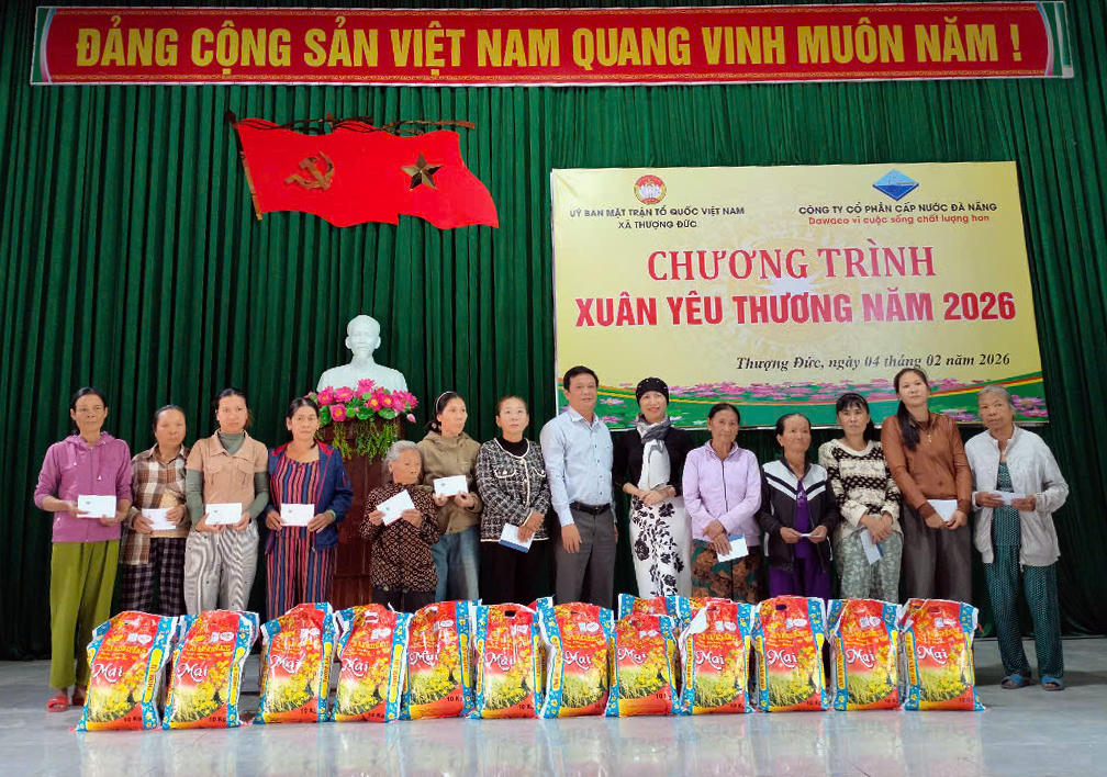 Dawaco trao quà tết cho người dân xã Thượng Đức ngày 4/2. Ảnh: Nguyễn Tú.