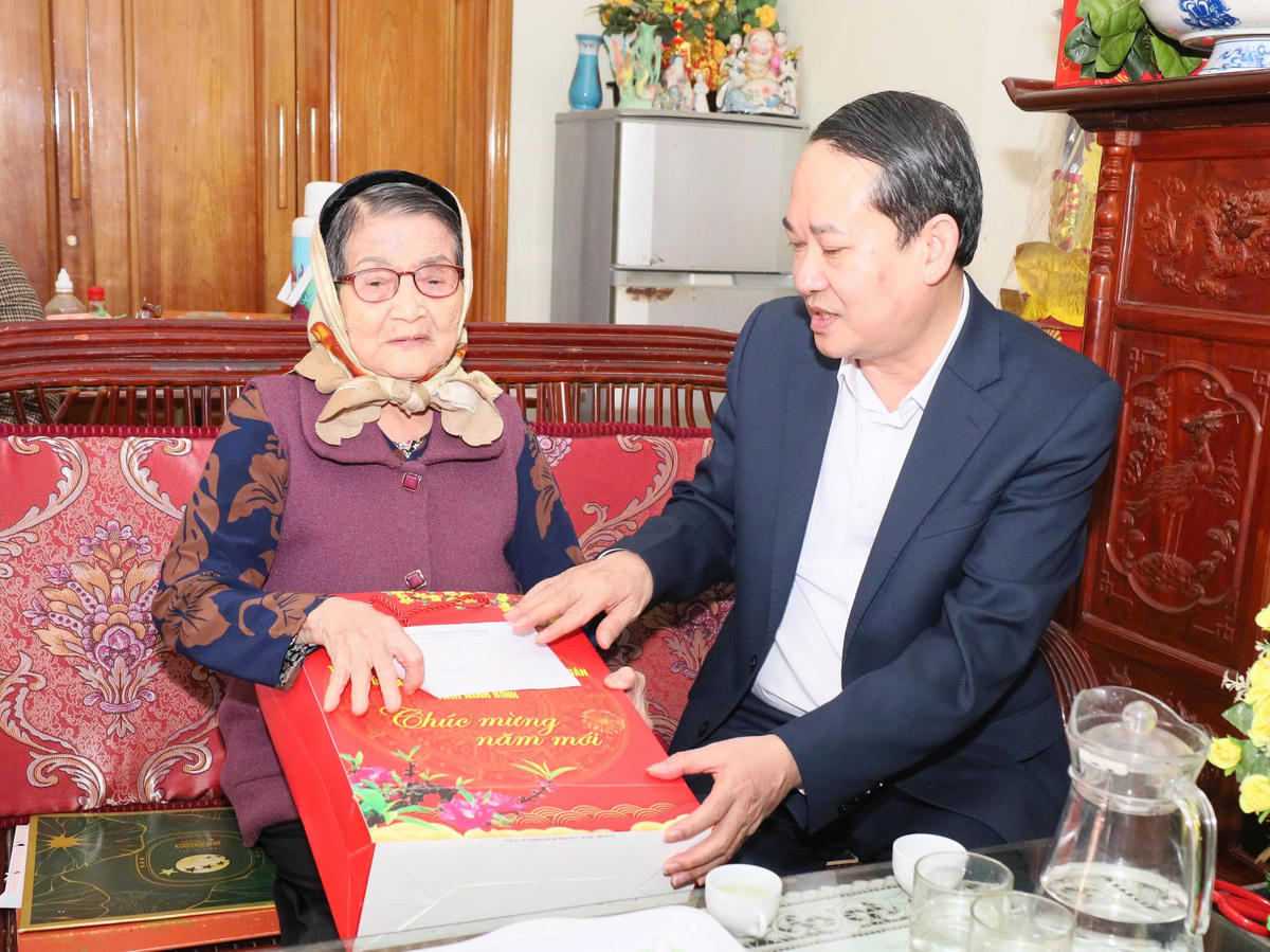 Ông Mai Văn Tuất - Phó Bí thư Tỉnh ủy, Chủ tịch Ủy ban MTTQ Việt Nam tỉnh tặng quà gia đình bà Dương Thị Cần ở TDP Kiều Đan Thượng. Ảnh: Lê Dũng