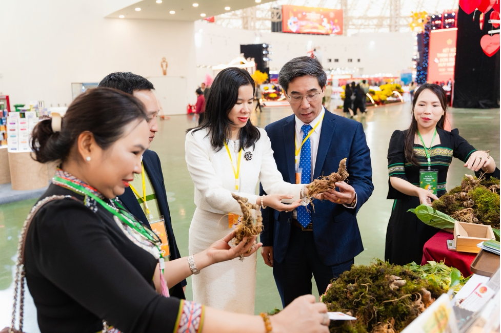 Ông Trần Chí Cường – Thành ủy viên, Phó Chủ tịch UBND thành phố Đà Nẵng (ở giữa) và ông Huỳnh Xuân Sơn – Phó Giám đốc Sở Công Thương thành phố Đà Nẵng cùng đoàn công tác đến tham quan, động viên các doanh nghiệp tham gia xúc tiến thương mại tại sự kiện.