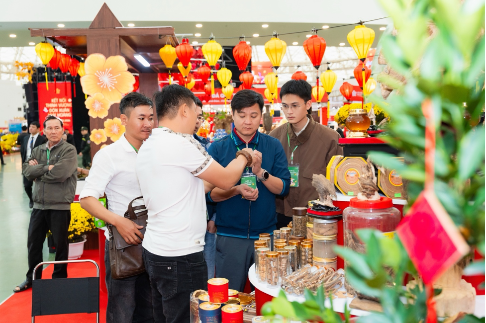 Gian hàng của thành phố Đà Nẵng thu hút nhiều du khách tham quan và mua sắm.