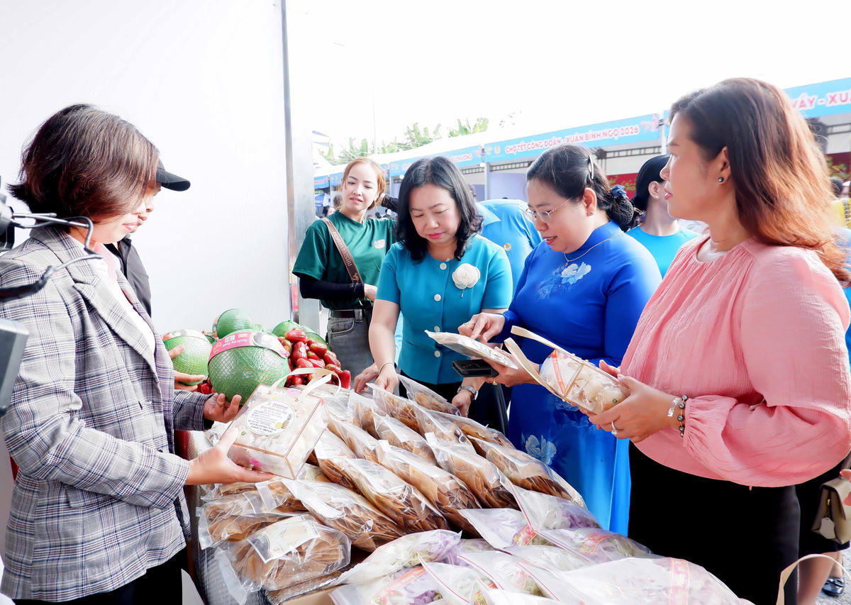Đại biểu tham gia trải nghiệm văn hóa truyền thống, không gian mua sắm trong khuôn khổ chương trình. (Ảnh: Tuệ Yên)