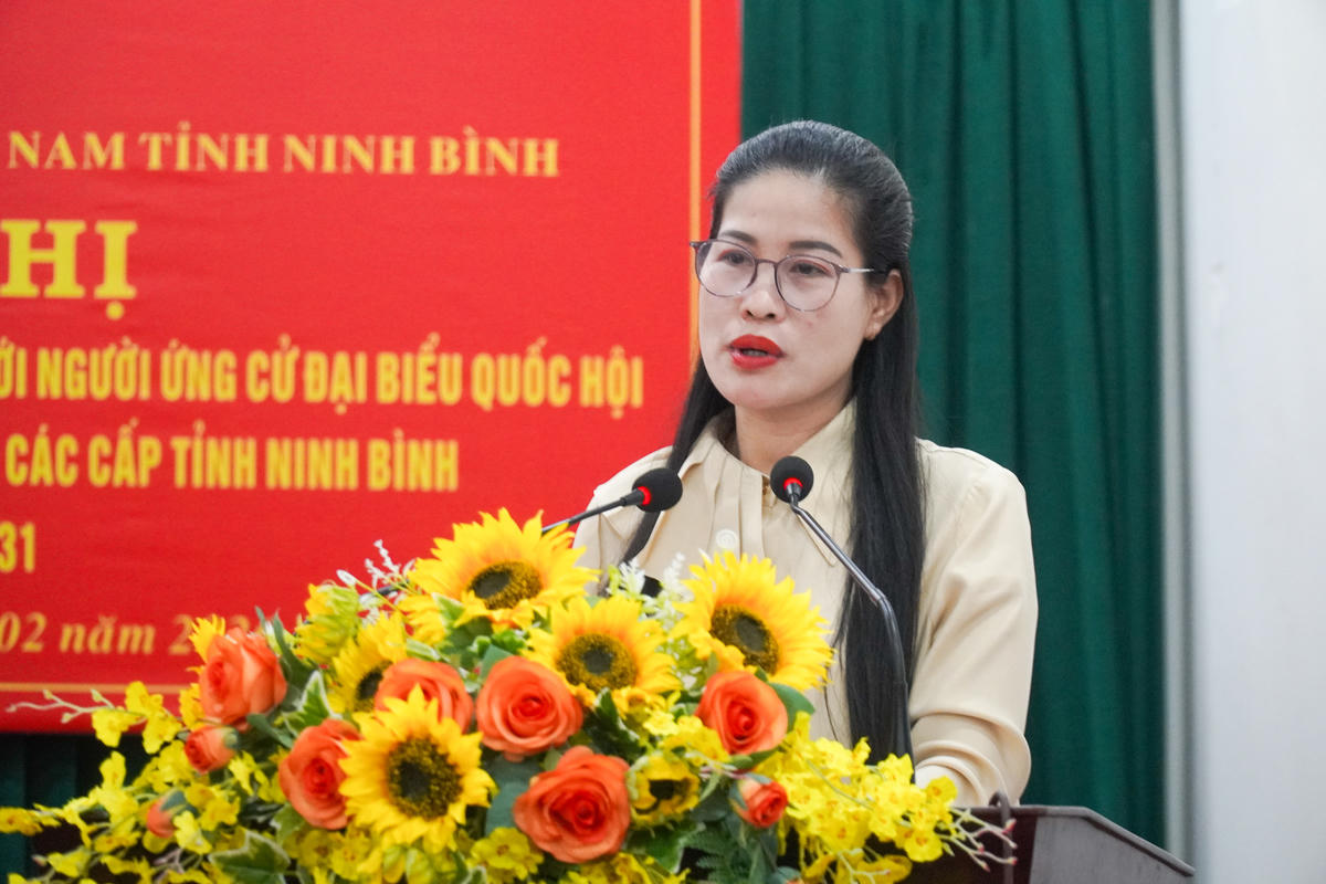 Bà Trần Thị Thoa - Phó Chủ tịch Ủy ban MTTQ tỉnh phát biểu tại hội nghị. Ảnh: Đình Minh