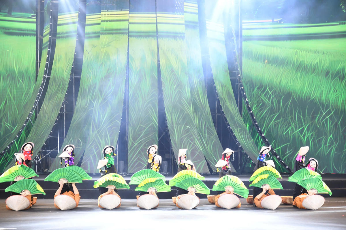 Hình ảnh cây lúa trên sân khấu múa rối cạn hết sức đặc biệt. Ảnh: Phạm Sỹ.