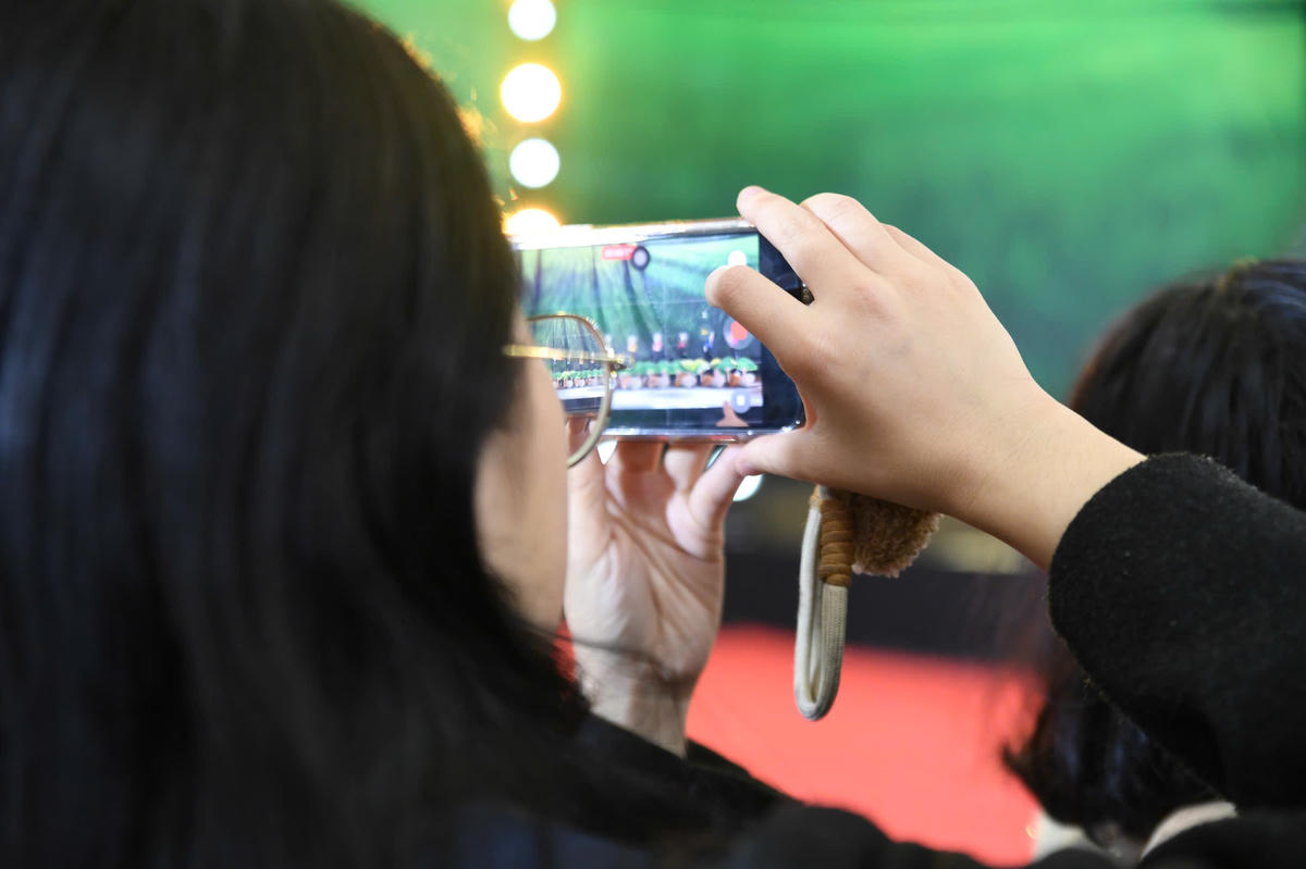 Du khách ghi lại những màn trình diễn đặc biệt. Ảnh: Phạm Sỹ.