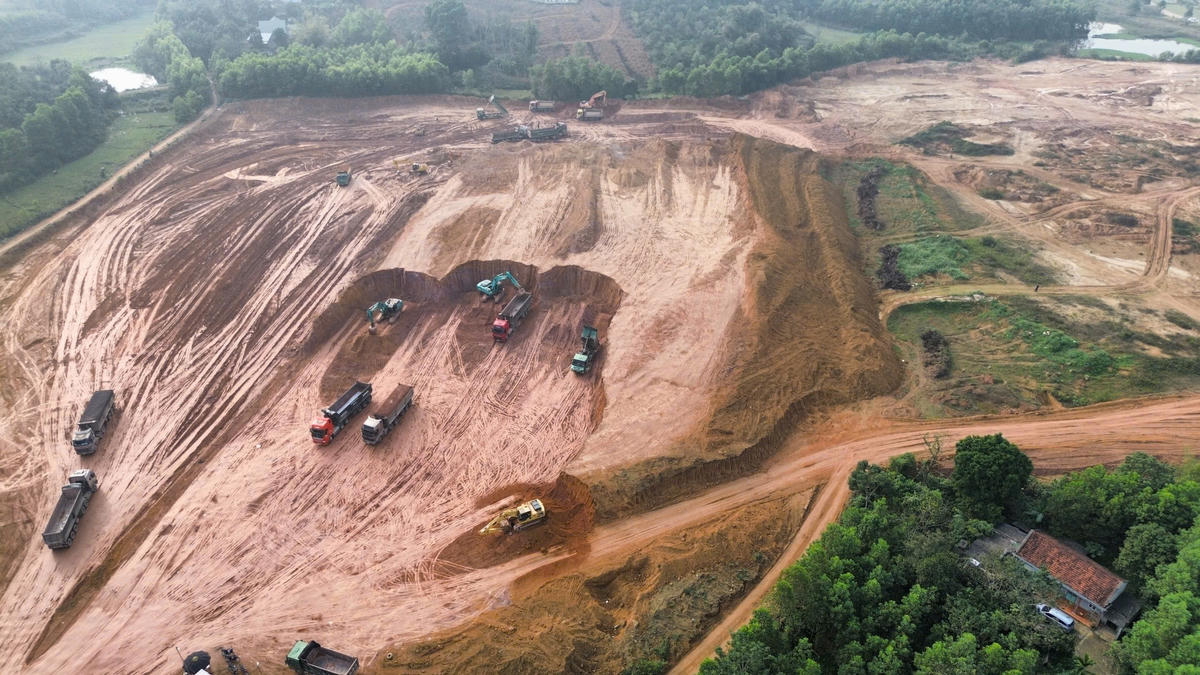 Hoạt động thu hồi khoáng sản tại xã Phù Ninh, tỉnh Phú Thọ. Ảnh: Đ.S