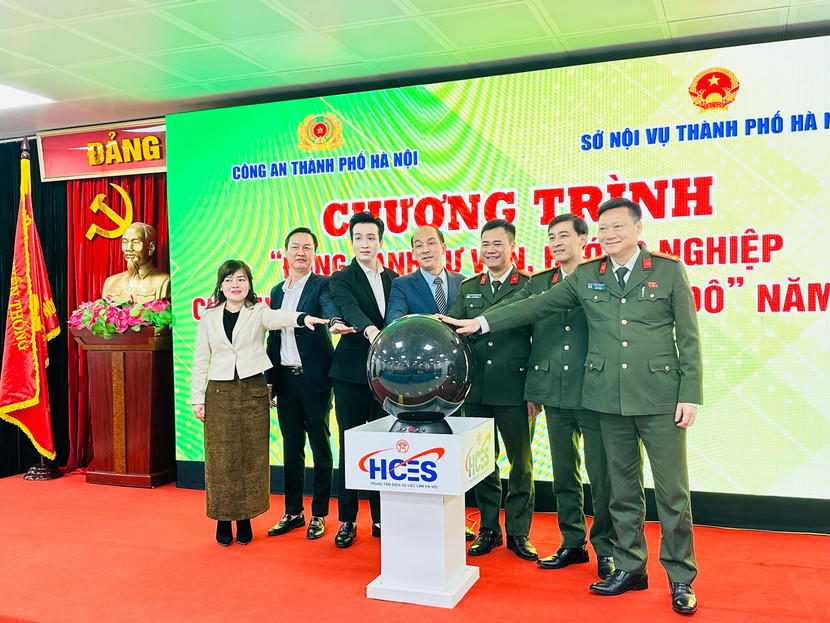 Các đại biểu ấn nút khai mạc chương trình “Đồng hành tư vấn, hướng nghiệp cho chiến sĩ nghĩa vụ Công an Thủ đô” năm 2026. Ảnh: N.H