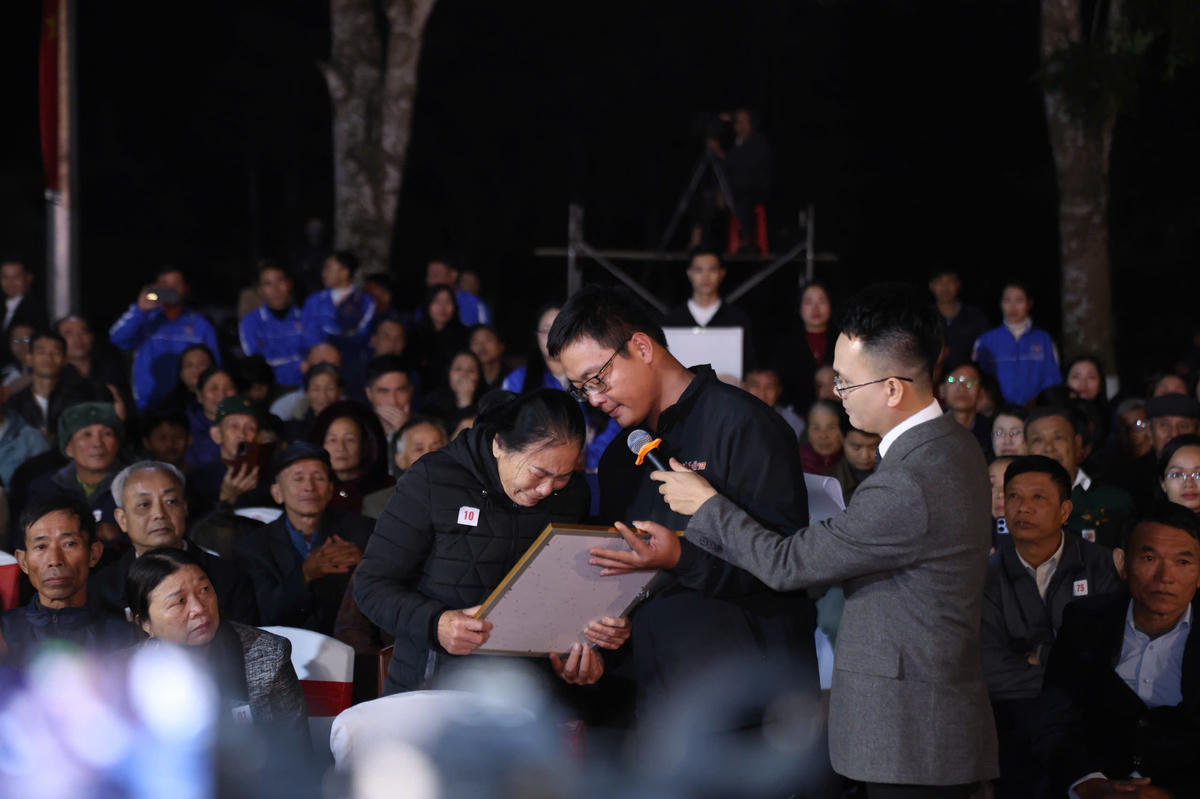 Chương trình khép lại trong nhiều cảm xúc lắng đọng, lan tỏa sâu sắc đạo lý “Uống nước nhớ nguồn”. Ảnh: HN.