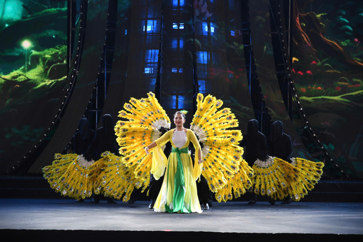 Ánh sáng sân khấu được phối hợp hài hòa, làm nổi bật từng lớp màu trên đôi cánh khổng tước, tạo nên không gian nghệ thuật vừa huyền ảo, vừa giàu cảm xúc, thu hút sự dõi theo của khán giả. Ảnh: Phạm Sỹ.