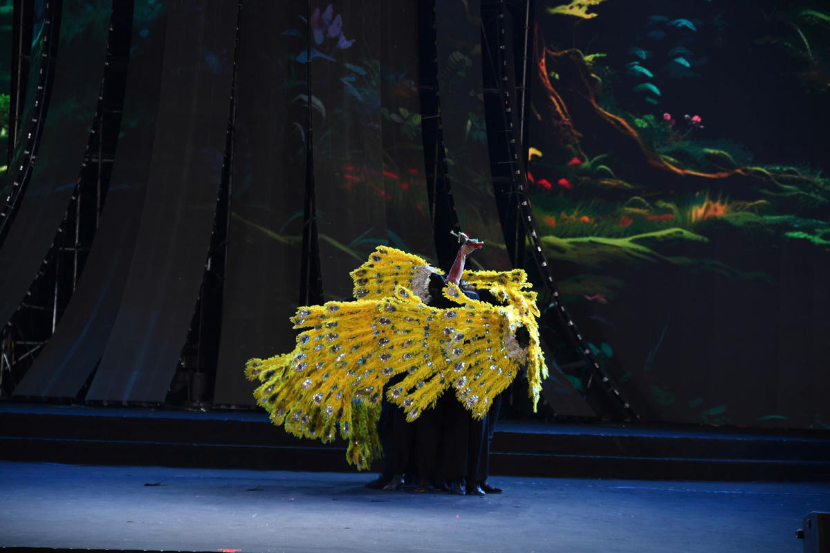 Những vũ động mềm mại và uyển chuyển... Ảnh: Phạm Sỹ.