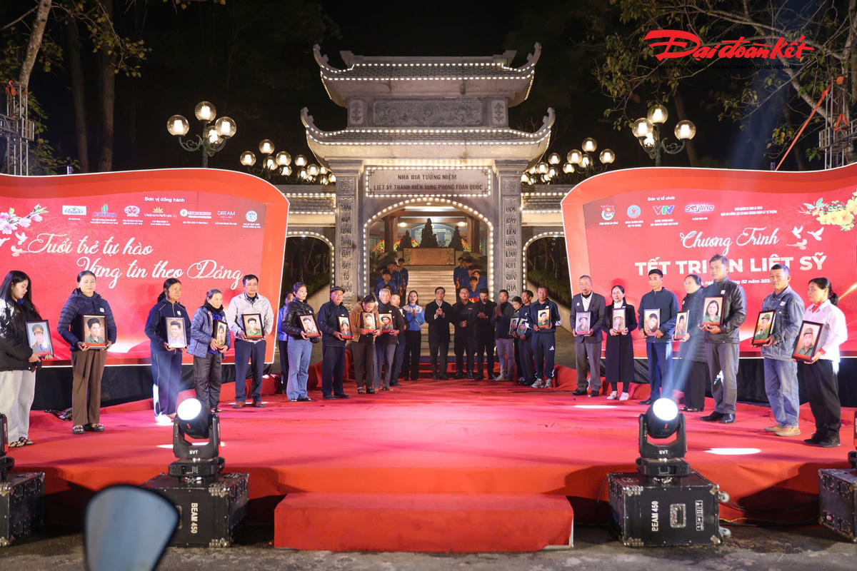 Ban tổ chức chương trình trao di ảnh liệt sĩ cho đại diện gia đình thân nhân. Ảnh: HN.