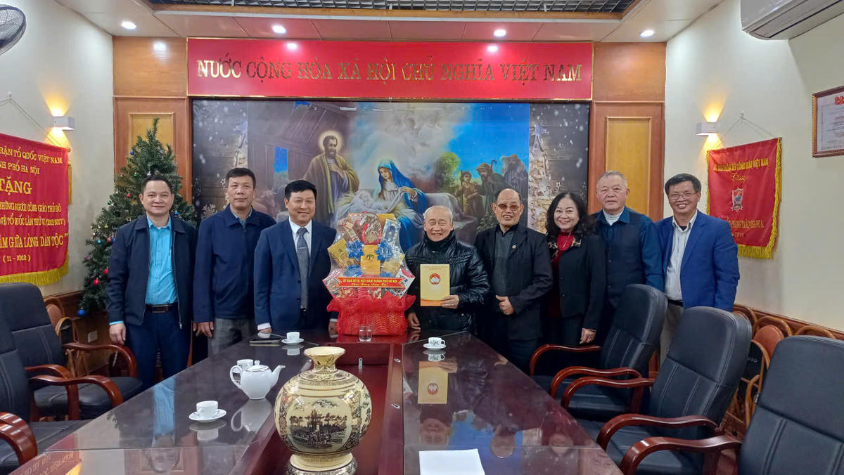 Ông Phạm Anh Tuấn, Phó Chủ tịch Ủy ban MTTQ Việt Nam TP Hà Nội tới thăm và chúc Tết Linh mục An tôn Maria Dương Phú Oanh.