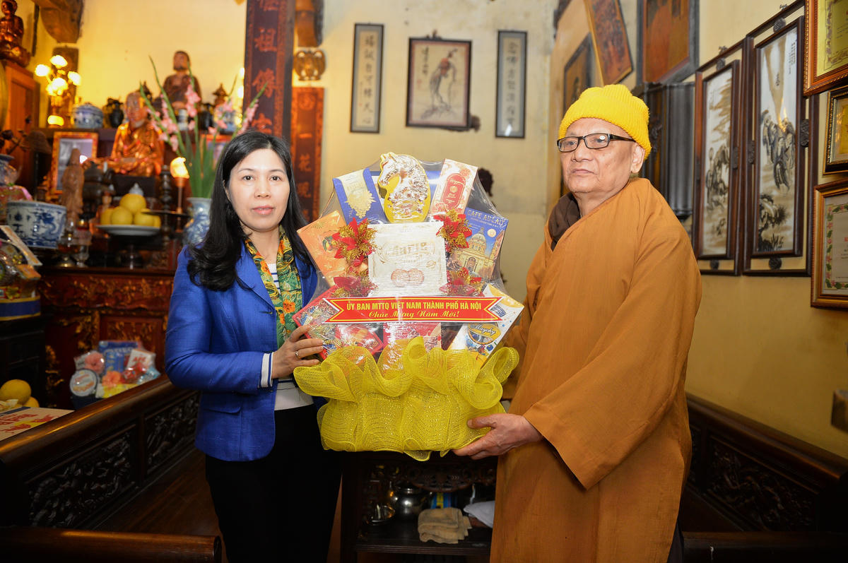 Bà Trần Thị Phương Hoa - Phó Chủ tịch Thường trực Ủy ban MTTQ Việt Nam TP Hà Nội chúc tết chùa Thiên Phúc. Ảnh: Mạnh Cường
