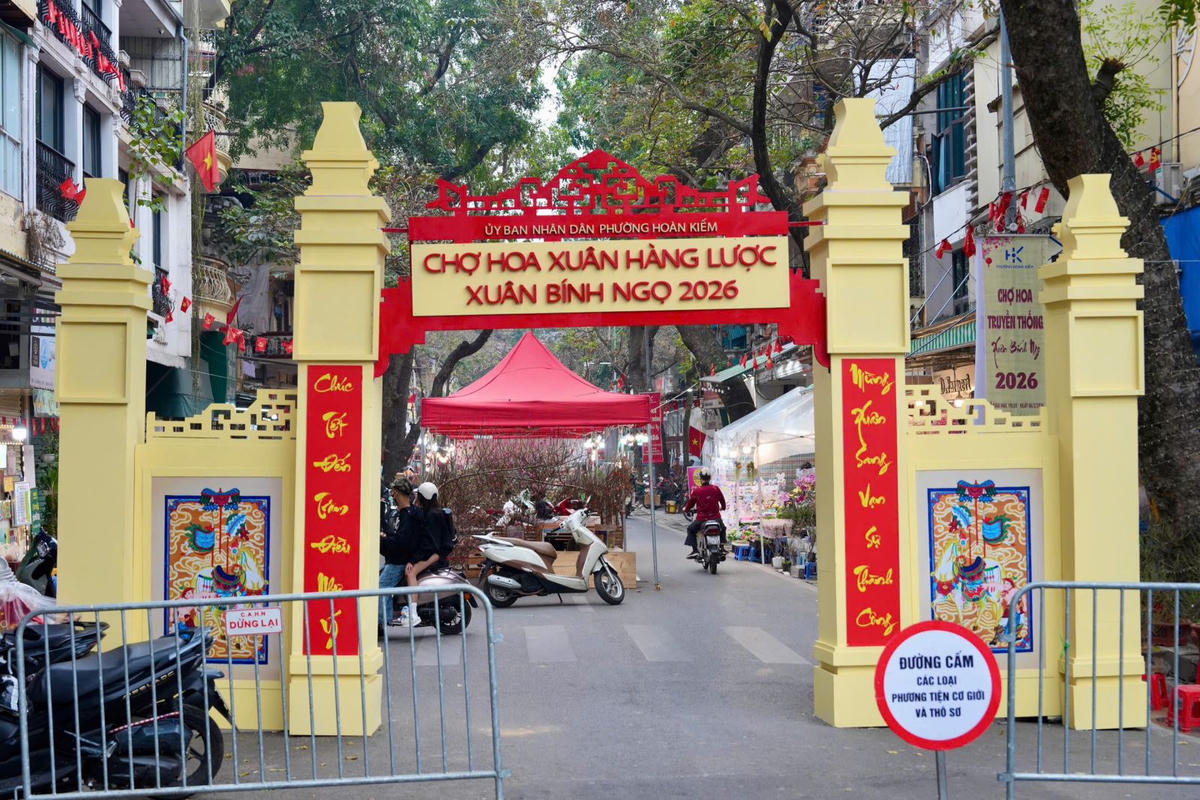 Khu chợ hoa phố cổ được trang trí mới. Ảnh: Quỳnh Anh