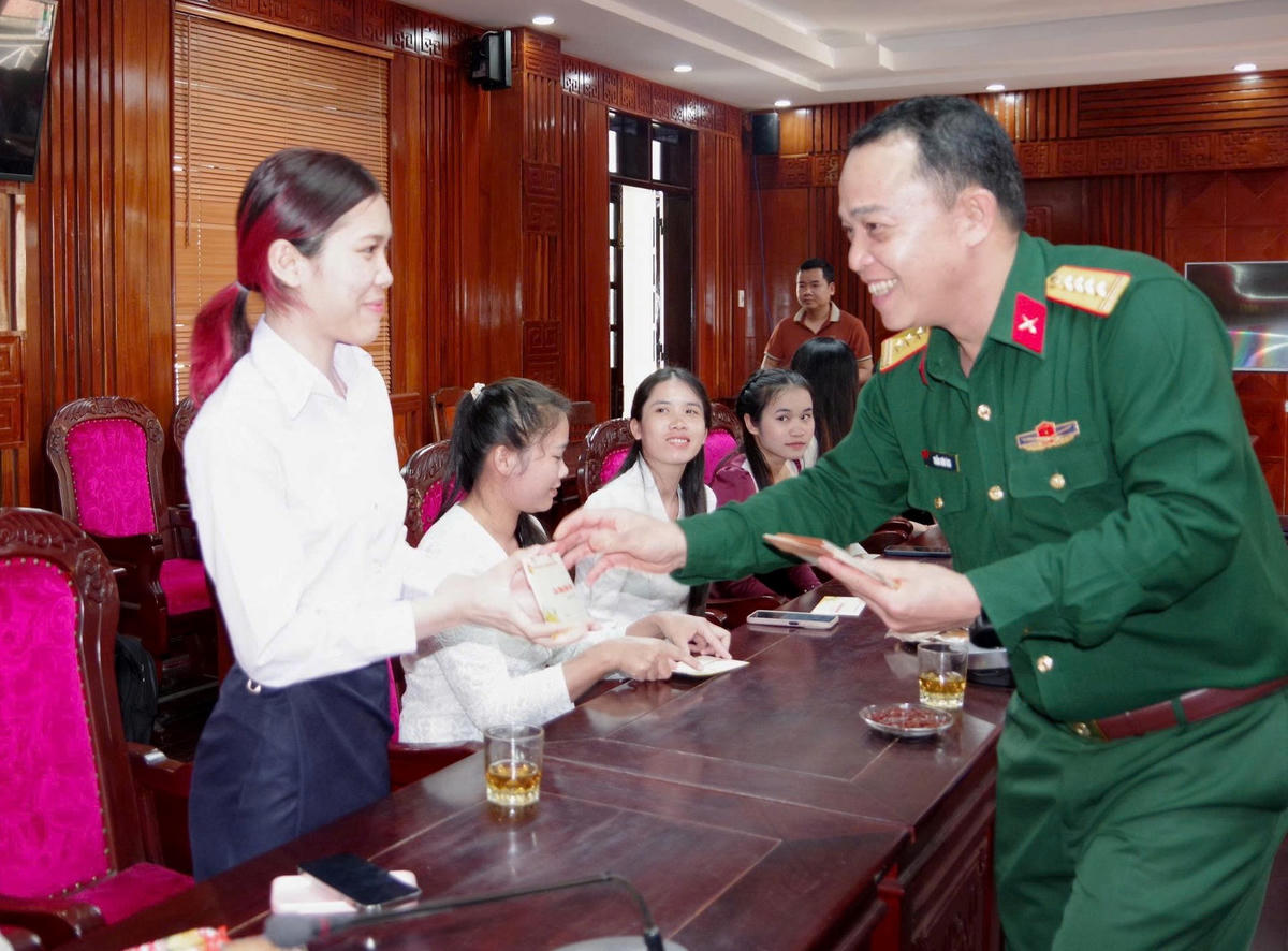 Đại tá Trần Hữu Ích, Chỉ huy trưởng Bộ Chỉ huy Quân sự TP Đà Nẵng tặng quà cho sinh viên Lào. Ảnh: CV.