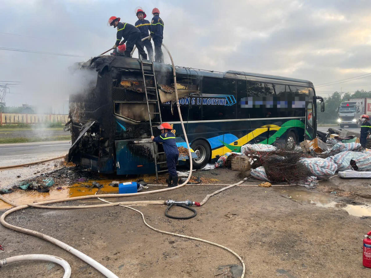 Xe khách bốc cháy trên đường tránh ở Quảng Trị