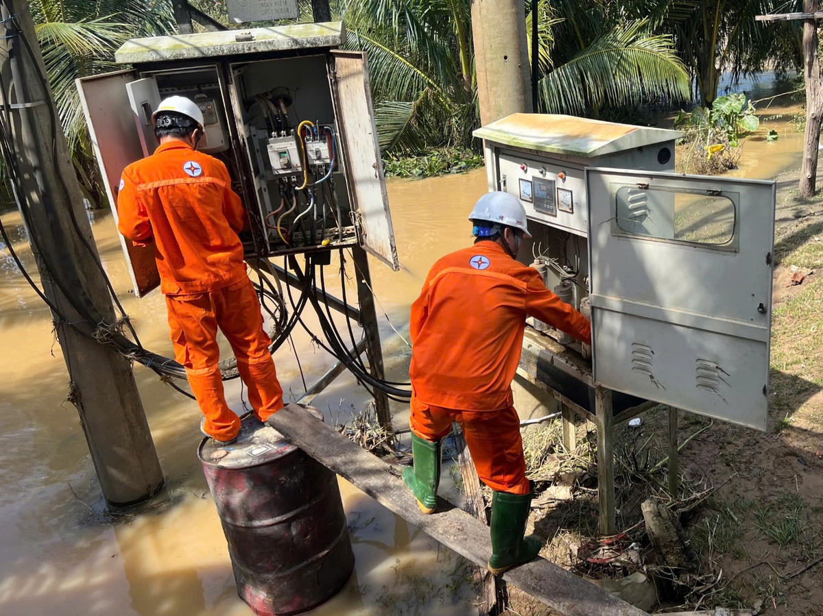 Đội kỹ thuật Công ty Thuỷ điện Buôn Kuốp hỗ trợ sửa chữa điện.