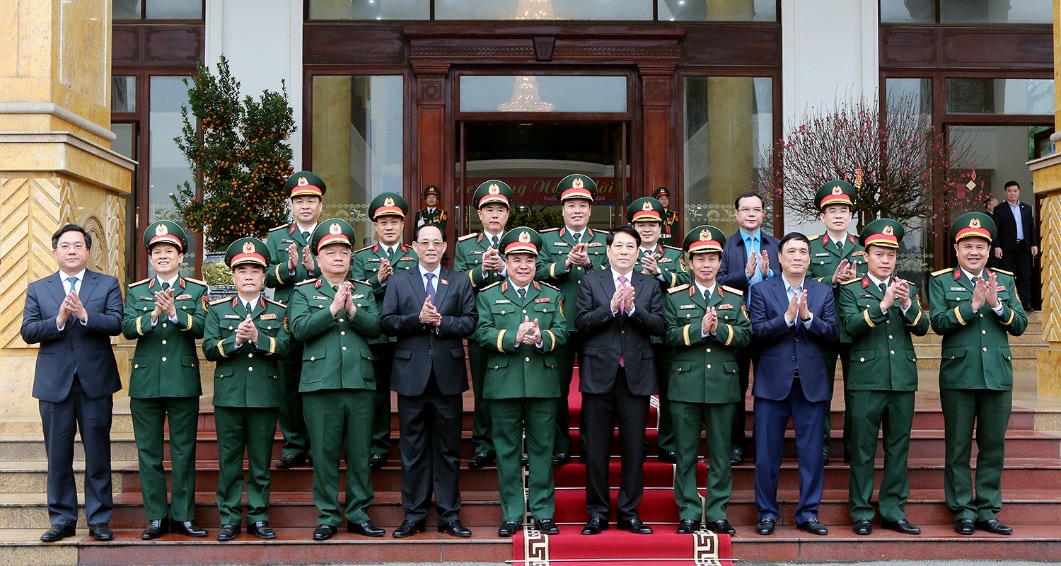 Chủ tịch nước Lương Cường chụp ảnh lưu niệm với đại diện lãnh đạo tỉnh Phú Thọ và lực lượng vũ trang Quân khu. Ảnh: Đinh Vũ