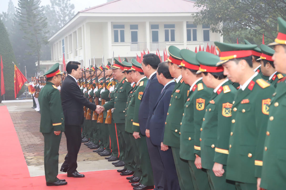 Cán bộ, chiến sĩ Sư đoàn 316 và Quân khu 2 vinh dự đón Chủ tịch nước đến thăm và chúc Tết. Ảnh: Đinh Vũ