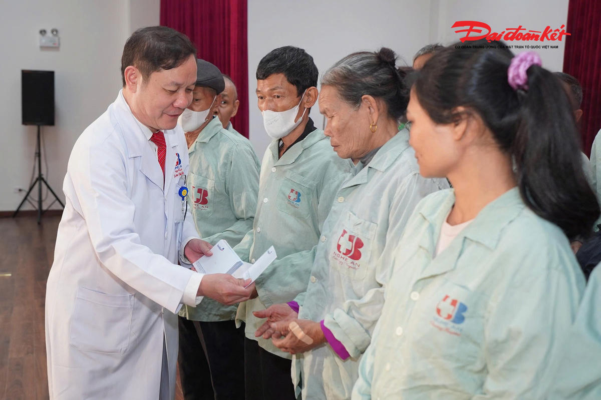TTND.TS.BS Phạm Vĩnh Hùng - Giám đốc Bệnh viên Ung bướu trao quà cho các bệnh nhân đang điều trị tại bệnh viện. Ảnh: PT