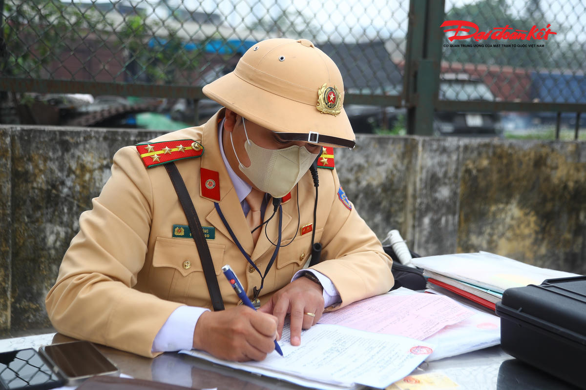 Trung tá Trần Ninh Kiên, Phó Đội trưởng Đội Cảnh sát giao thông đường bộ số 14 cho biết: “Đơn vị đã chủ động xây dựng các phương án, tăng cường lực lượng tuần tra, kiểm soát và xử lý nghiêm các vi phạm như dừng, đỗ, đón trả khách không đúng quy định, chở quá số người, xe khách không vào bến, nhất là trong cao điểm cận Tết.”