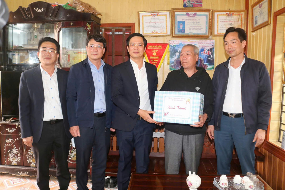 Phó Bí thư Thành ủy, Chủ tịch Ủy ban MTTQ Việt Nam thành phố Phạm Văn Lập tặng quà Tết gia đình ông Phạm Văn Bồi. Ảnh: PT.&nbsp;