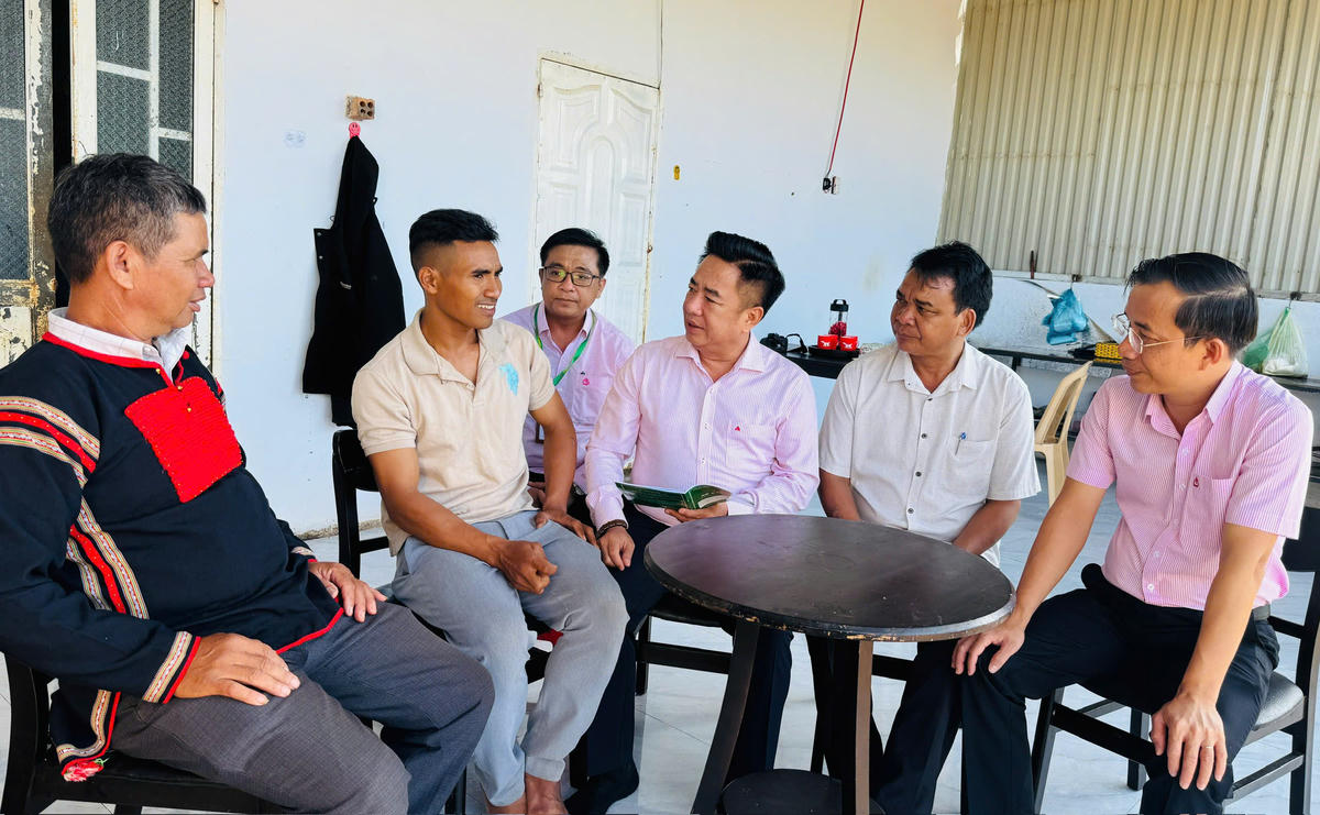 Lãnh đạo Ngân hàng Chính sách xã hội trung ương và địa phương thăm mô hình vay vốn tại xã Ea Trul, Tỉnh Đắk Lắk