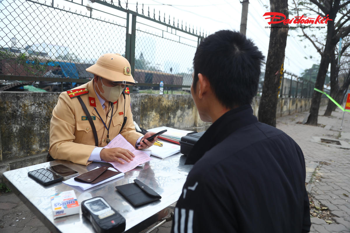 Đối với các trường hợp vi phạm, ngoài việc bị lập biên bản và xử lý nghiêm theo quy định của pháp luật, các tài xế còn được lực lượng chức năng tuyên truyền, nhắc nhở nhằm nâng cao ý thức chấp hành và tránh tái phạm.