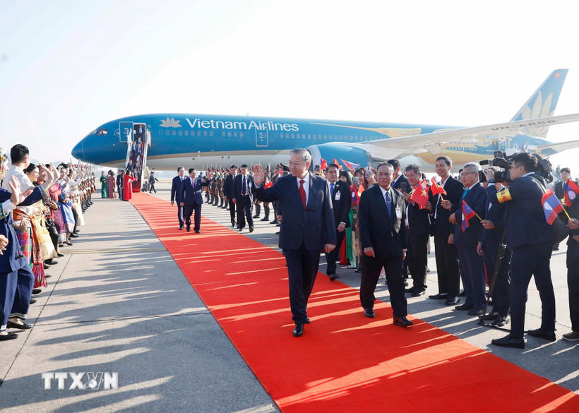 Tổng Bí thư Tô Lâm đến Thủ đô Vientiane, bắt đầu chuyến thăm cấp Nhà nước tới Cộng hòa Dân chủ Nhân dân Lào. (Ảnh: Thống Nhất/TTXVN).