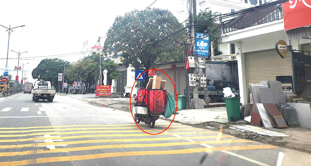 Theo Nghị định 168/2024/NĐ-CP, hành vi điều khiển phương tiện có biển số bị che lấp, bị che khuất, làm thay đổi hình dạng, kích thước, ký tự của biển số là hành vi vi phạm hành chính trong lĩnh vực giao thông đường bộ. Quy định này áp dụng với cả ô tô và xe máy, không phân biệt mục đích sử dụng phương tiện là cá nhân hay phục vụ hoạt động kinh doanh, giao hàng. Ảnh: ĐB.