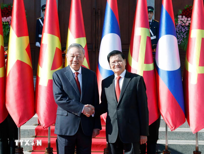 Tổng Bí thư, Chủ tịch nước Lào Thongloun Sisoulith đón Tổng Bí thư Tô Lâm. (Ảnh: Thống Nhất/TTXVN).