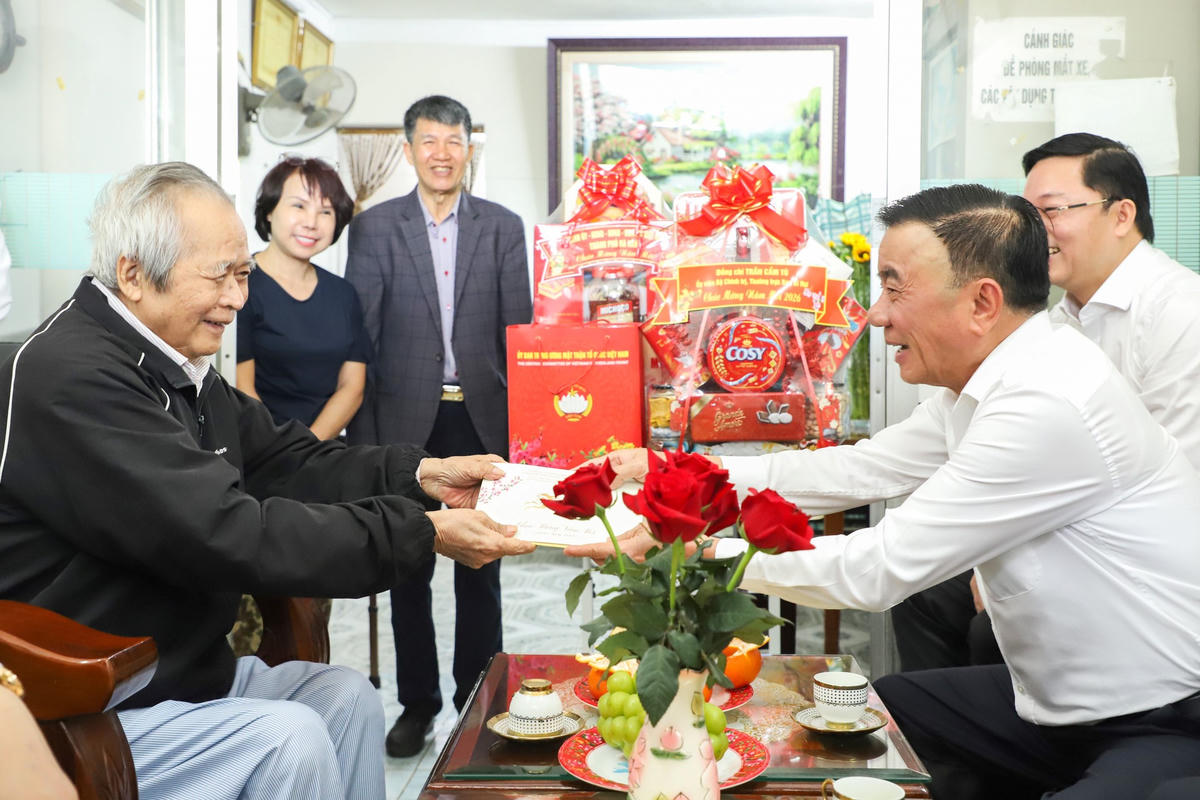 Thường trực Ban Bí thư Trần Cẩm Tú (bên phải) chúc Tết Anh hùng Lực lượng vũ trang nhân dân Huỳnh Thúc Bá. Ảnh: CV.