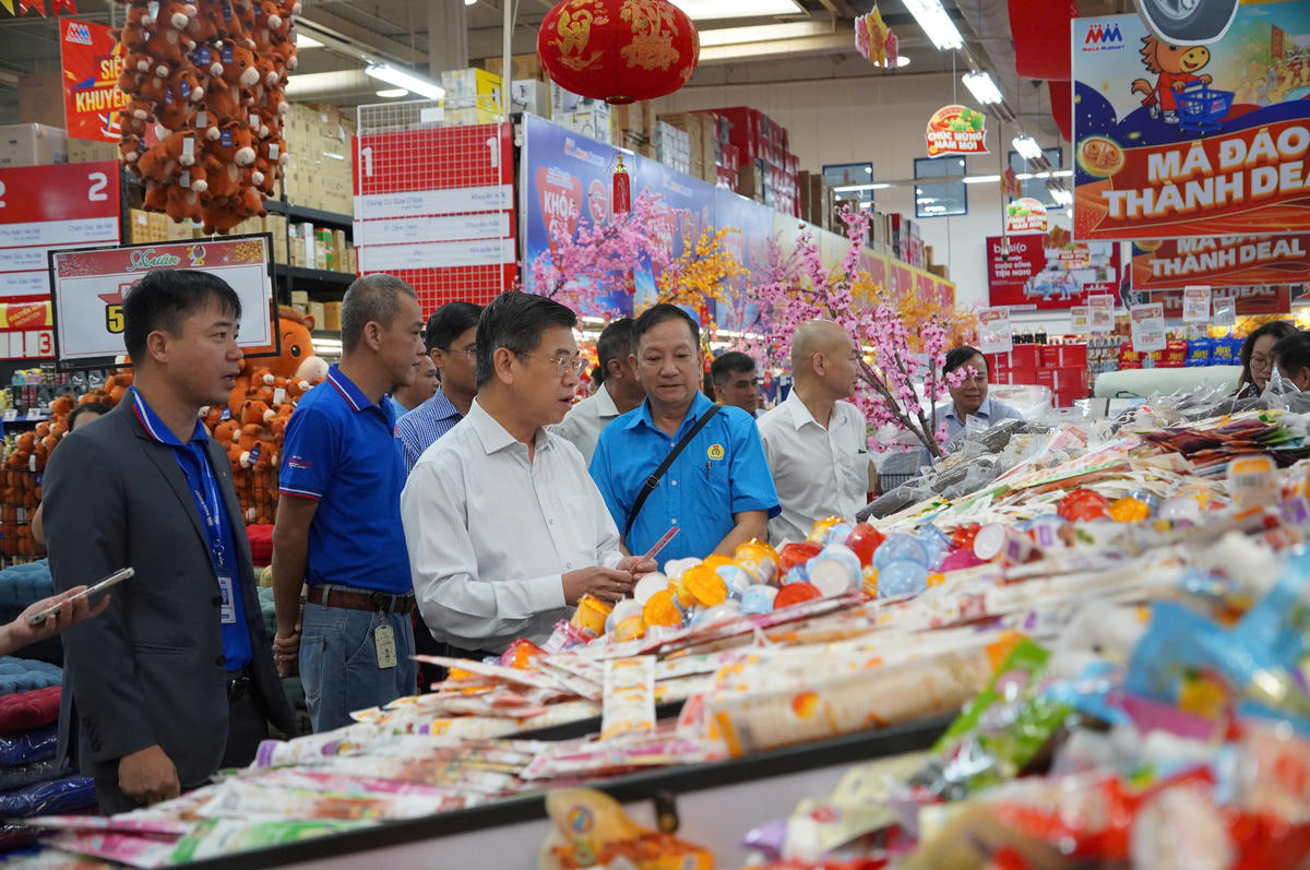 Lãnh đạo UBND thành phố kiểm tra hàng Tết tại một số siêu thị. Ảnh: U.P